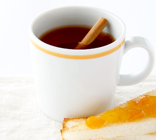 10月　アッサムティーにりんごジュースとオレンジの皮で風味づけ。ジャムをたっぷりのトーストとどうぞ。スパイスアップルティー