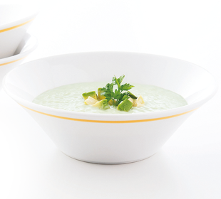 8月　アボカドに、くるみ、牛乳…ひんやりおいしい夏のスープ。トーストしたイギリスパンと。アボカドの冷たいスープ