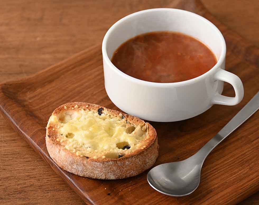 トマトのスープ チーズトーストのせ
