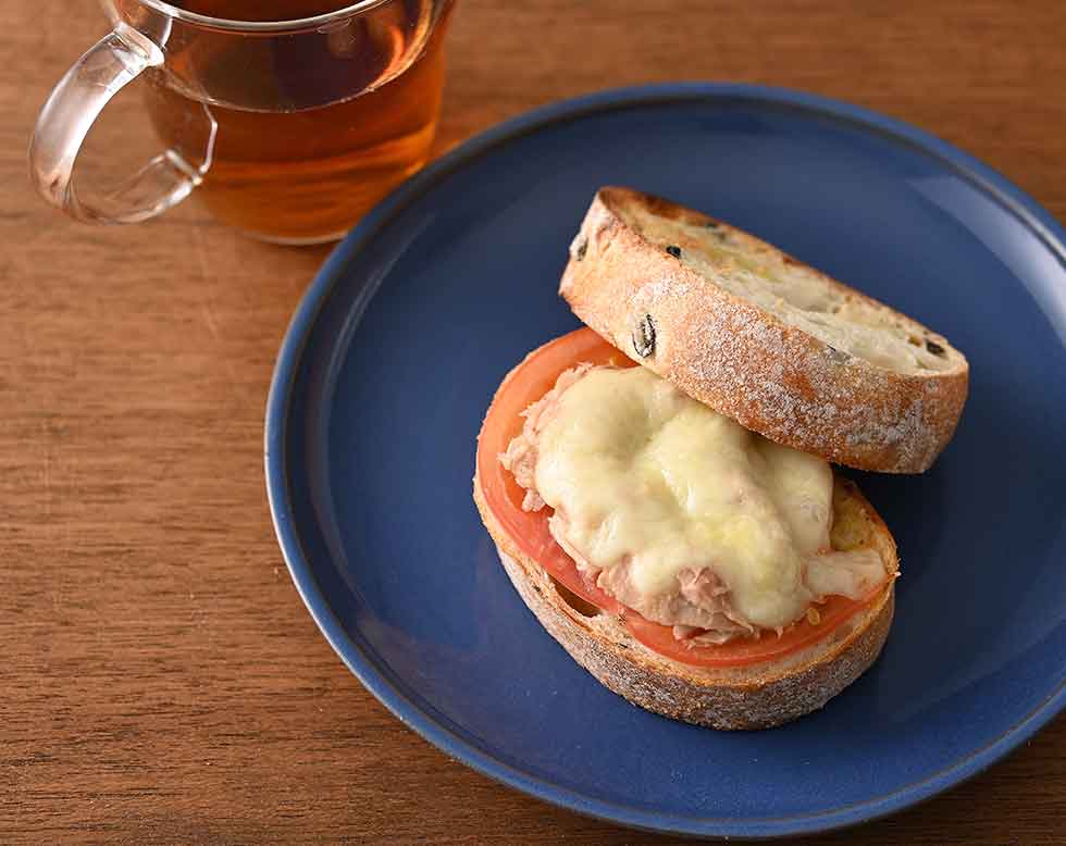 ツナトマトチーズのホットサンドイッチ